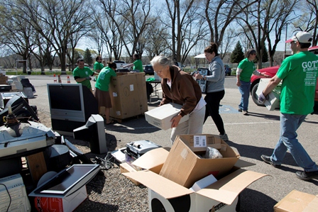 Chamber President Nathan Sponseller, right, and others volunteered.